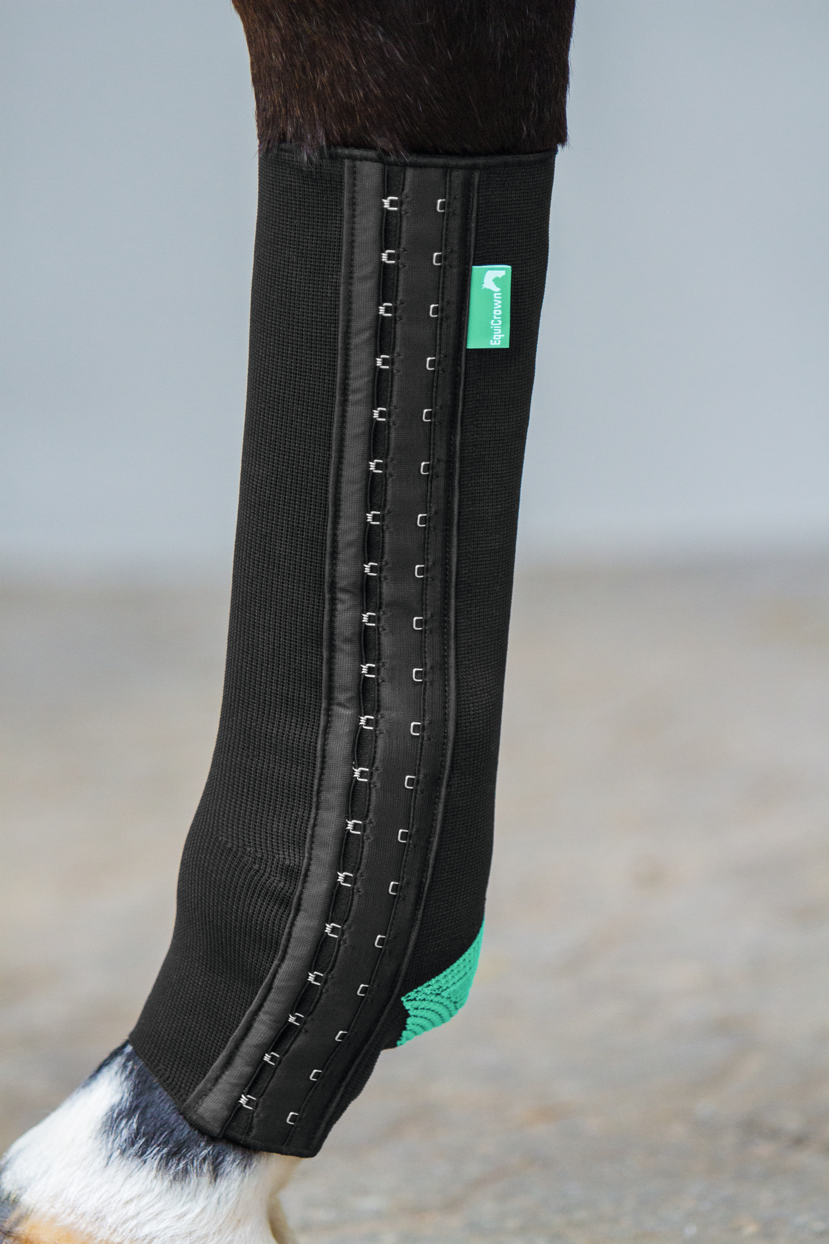 Detailaufnahme des Hakenverschluss der EquiCrown fit Kompressionsbandage