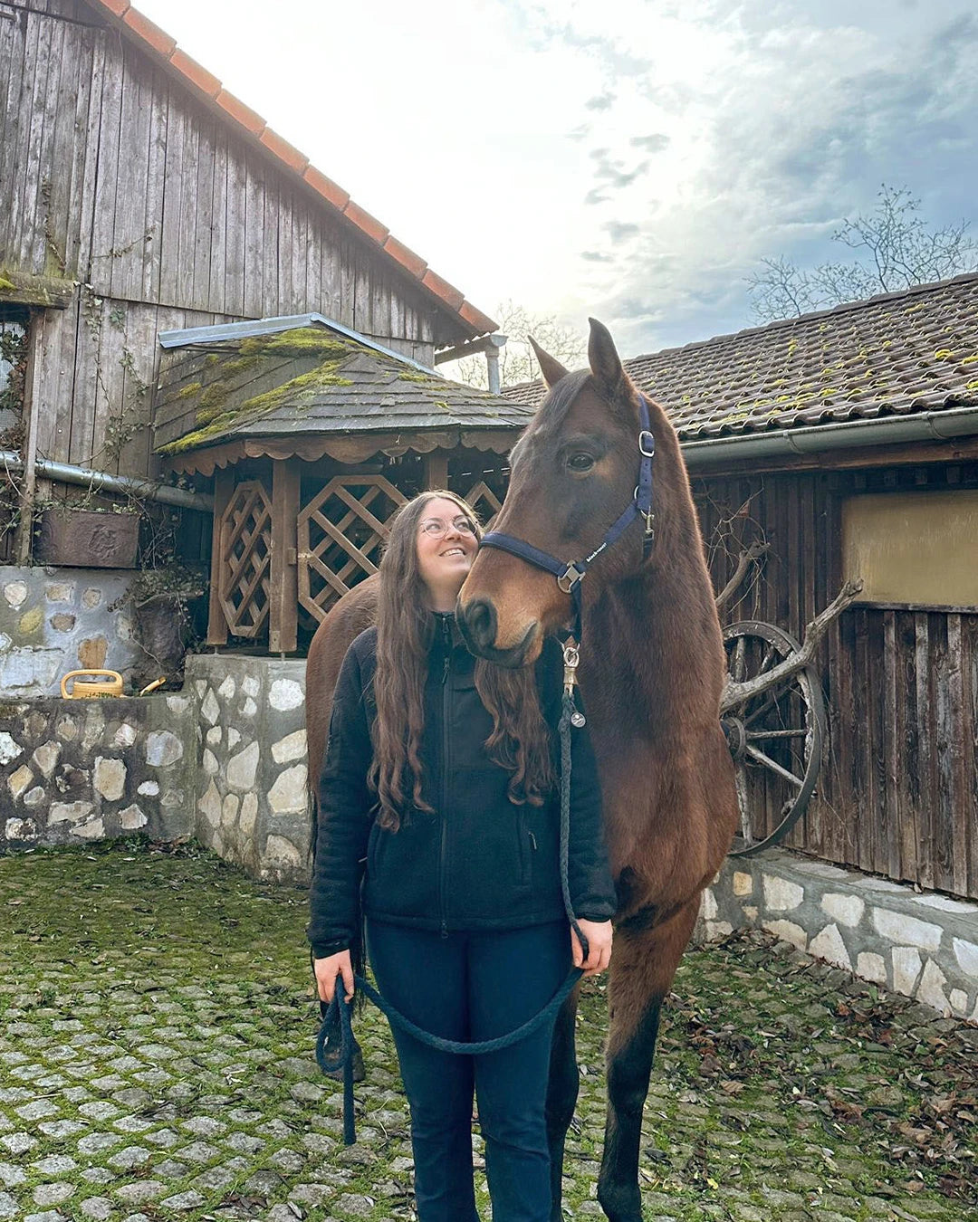 Portrait von Lisa mit ihrem Pferd Sueno