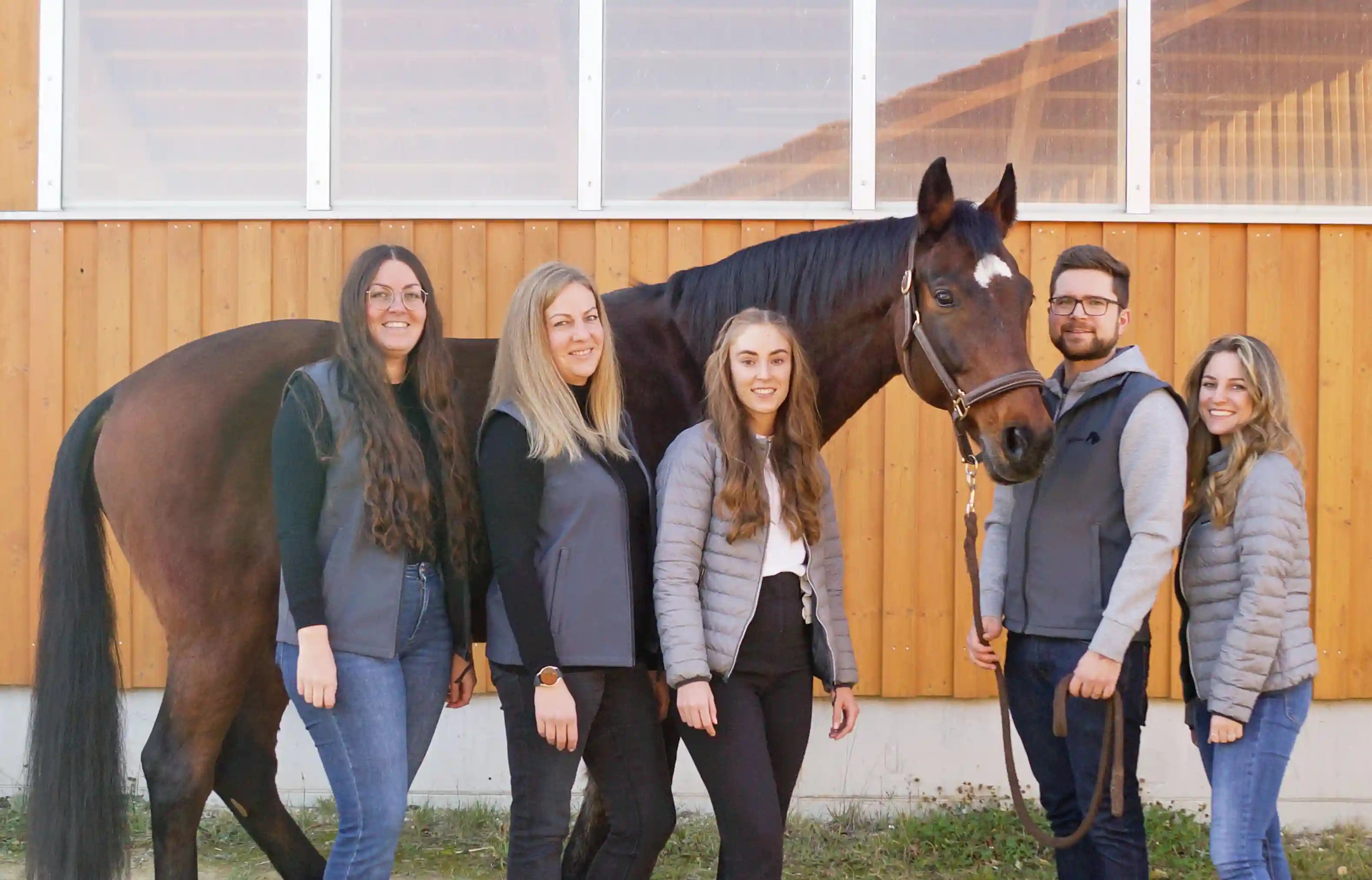 Gruppenfoto vom EquiCrown Team. Von links nach rechts: Lisa, Verena, Sophia, Jakob und Jasmin mit Pferd Quincy.