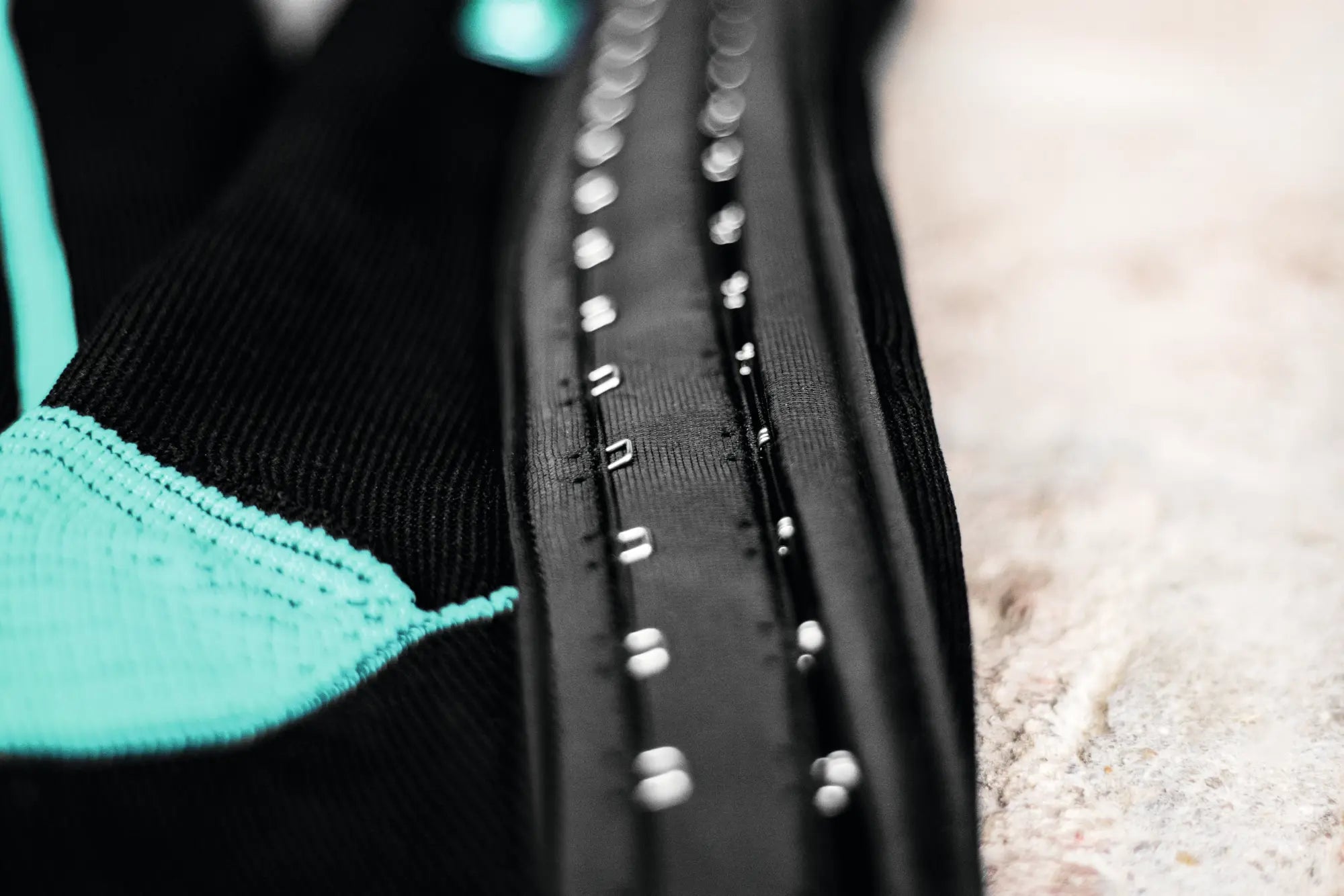 Detailaufnahme von den Hakenverschlüssen der EquiCrown fit Kompressionsbandage