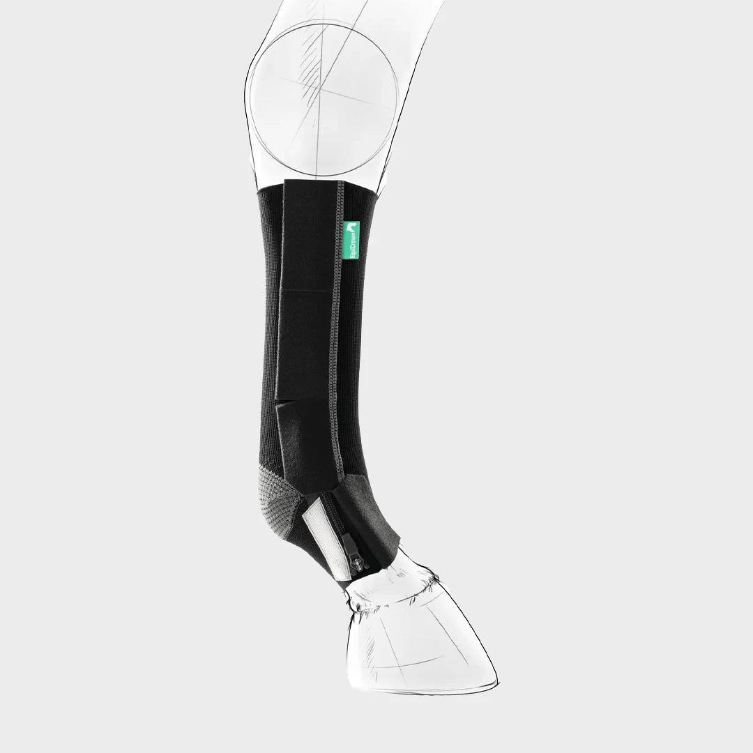 Produktbild der EquiCrown active mit einem offnen Klettverschluss und hochgeklappten Reißverschluss in grau