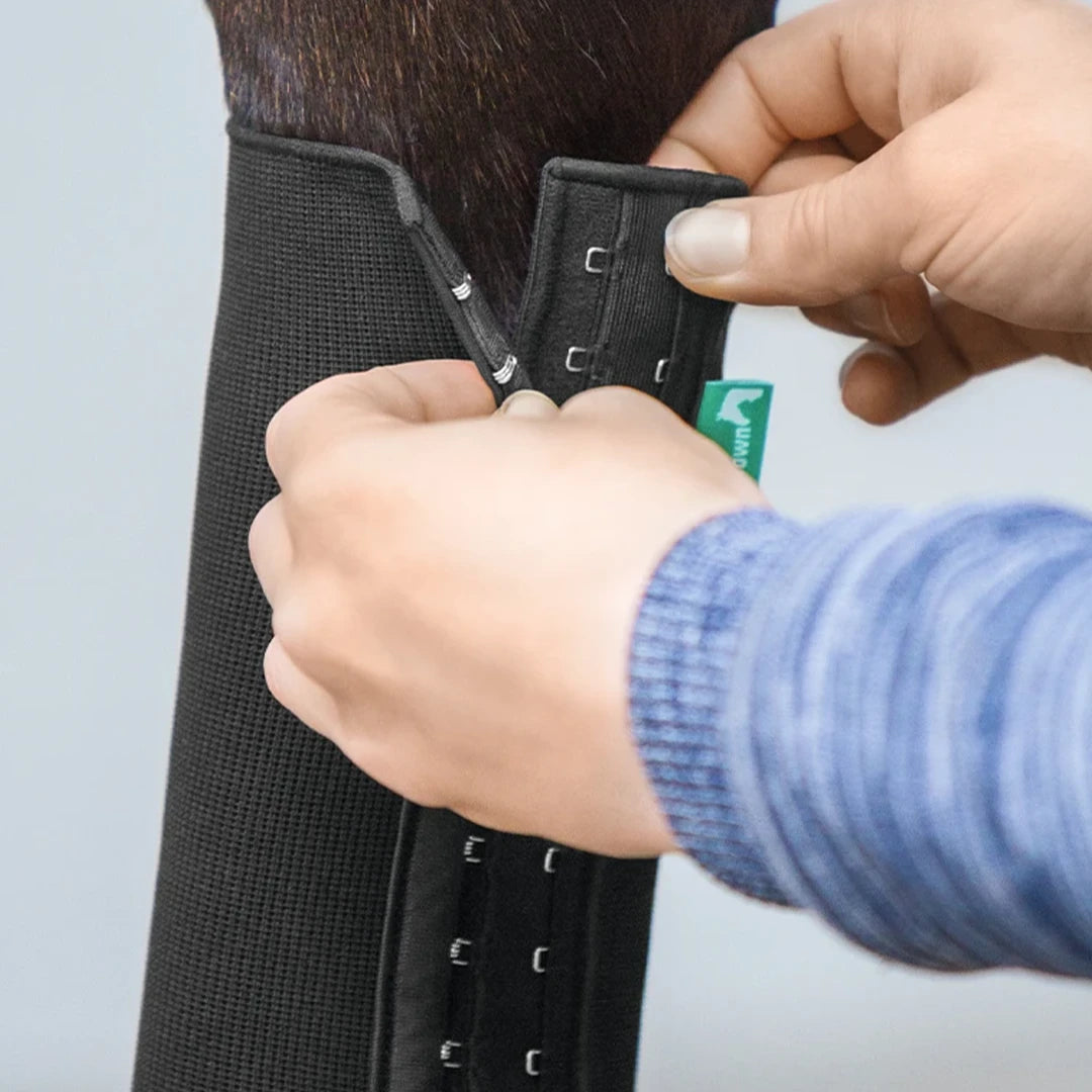 Kompressionsbandage für Pferde: EquiCrown fit mit Detailaufnahme vom Hakenverschluss